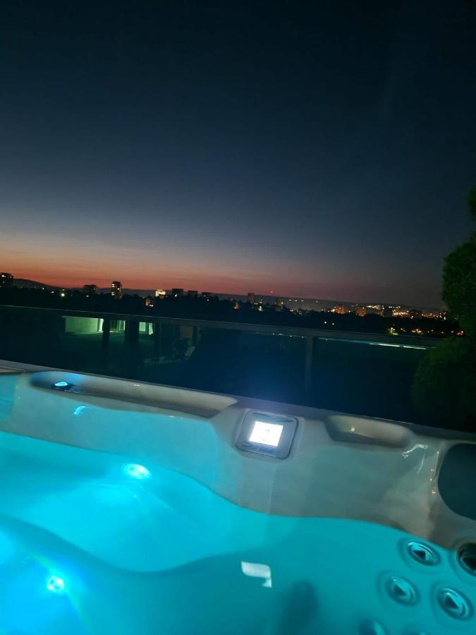 Gavas Jacuzzi & Panoramic View Apartment